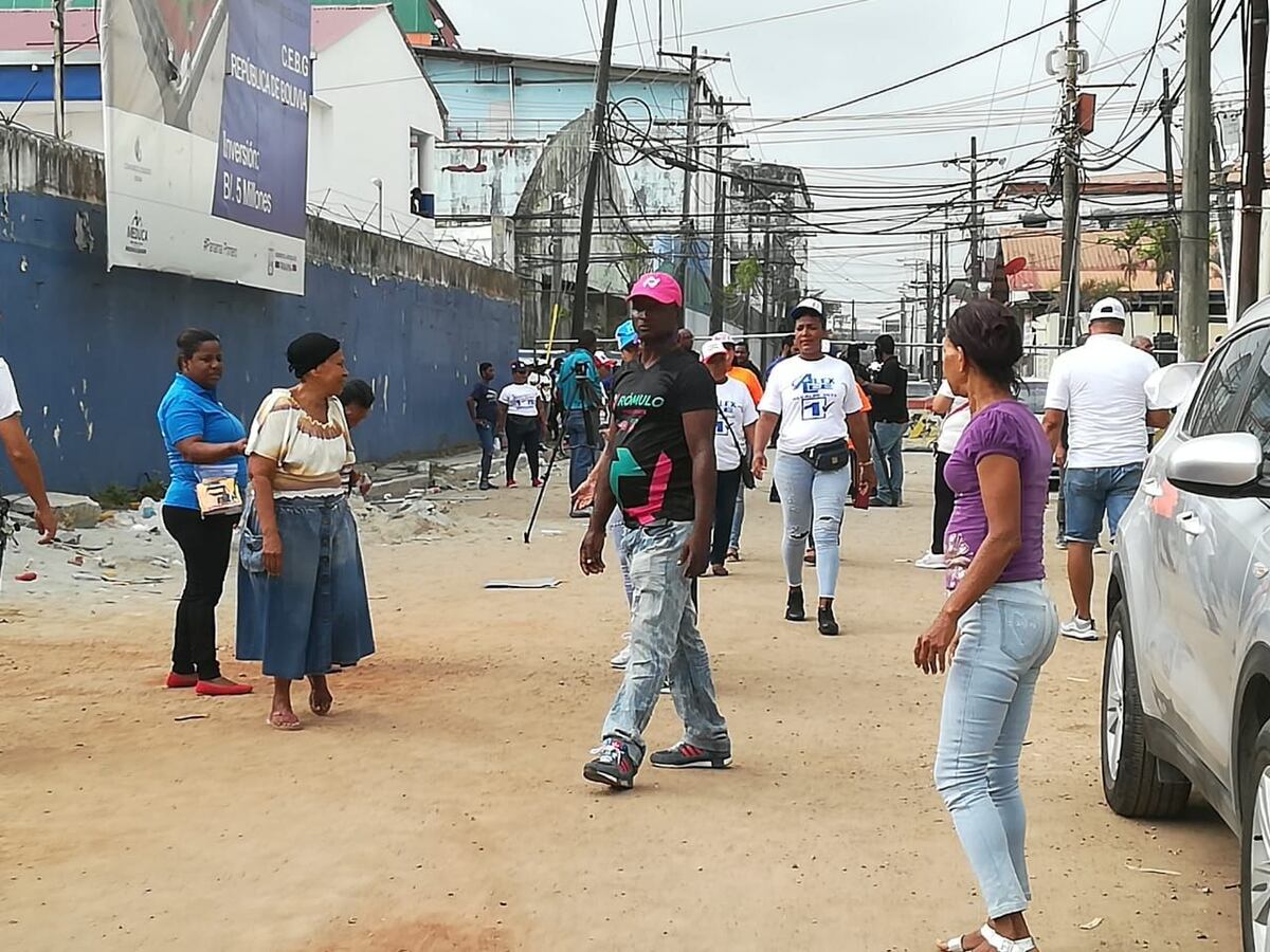 Se formó. Pelea cerca de centro de votación 