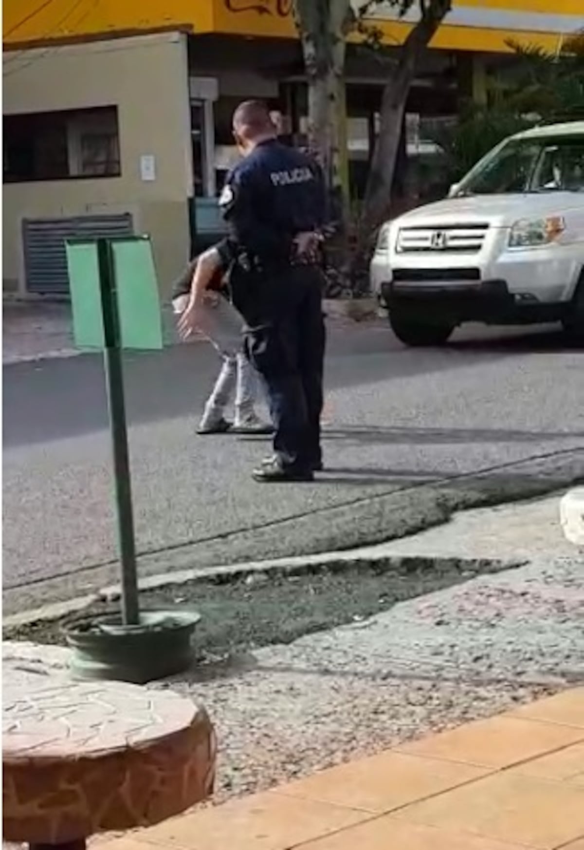 Video viral. Policía hace a conductor recoger basura que tiró a la calle