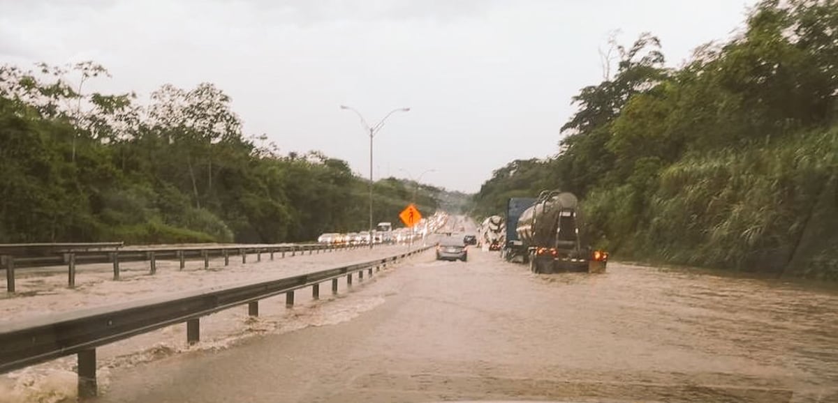 Cuidado al tomar la vía Centenario como ruta de salida porque está inundada