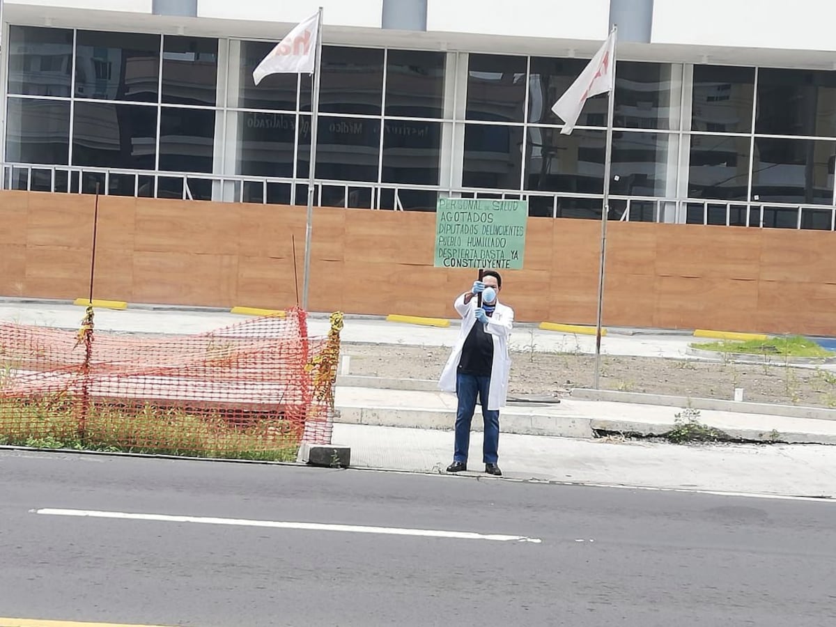 ‘Diputados delincuentes... ya constituyente'. Médico protesta en la vía España