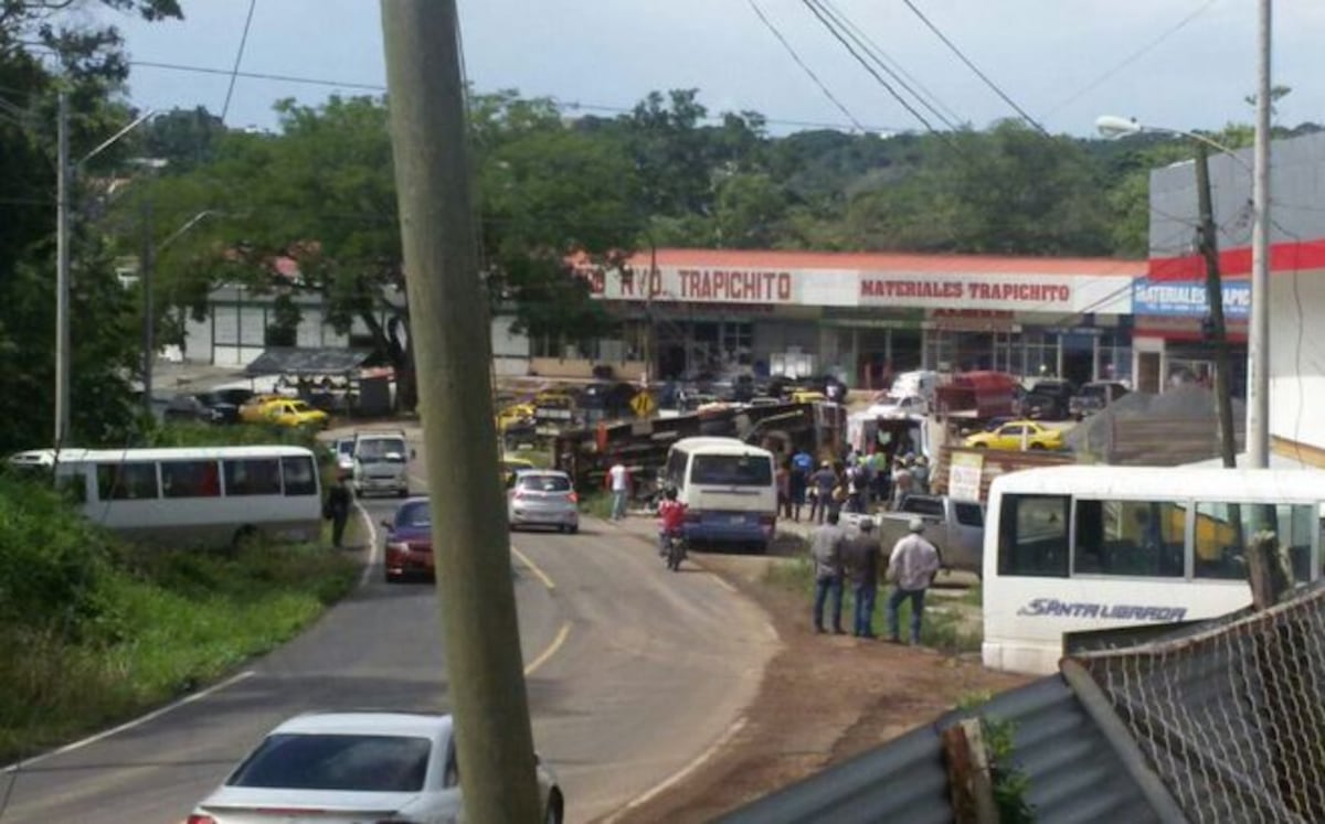 LO ÚLTIMO | Bus con pasajeros se vuelca en La Chorrera