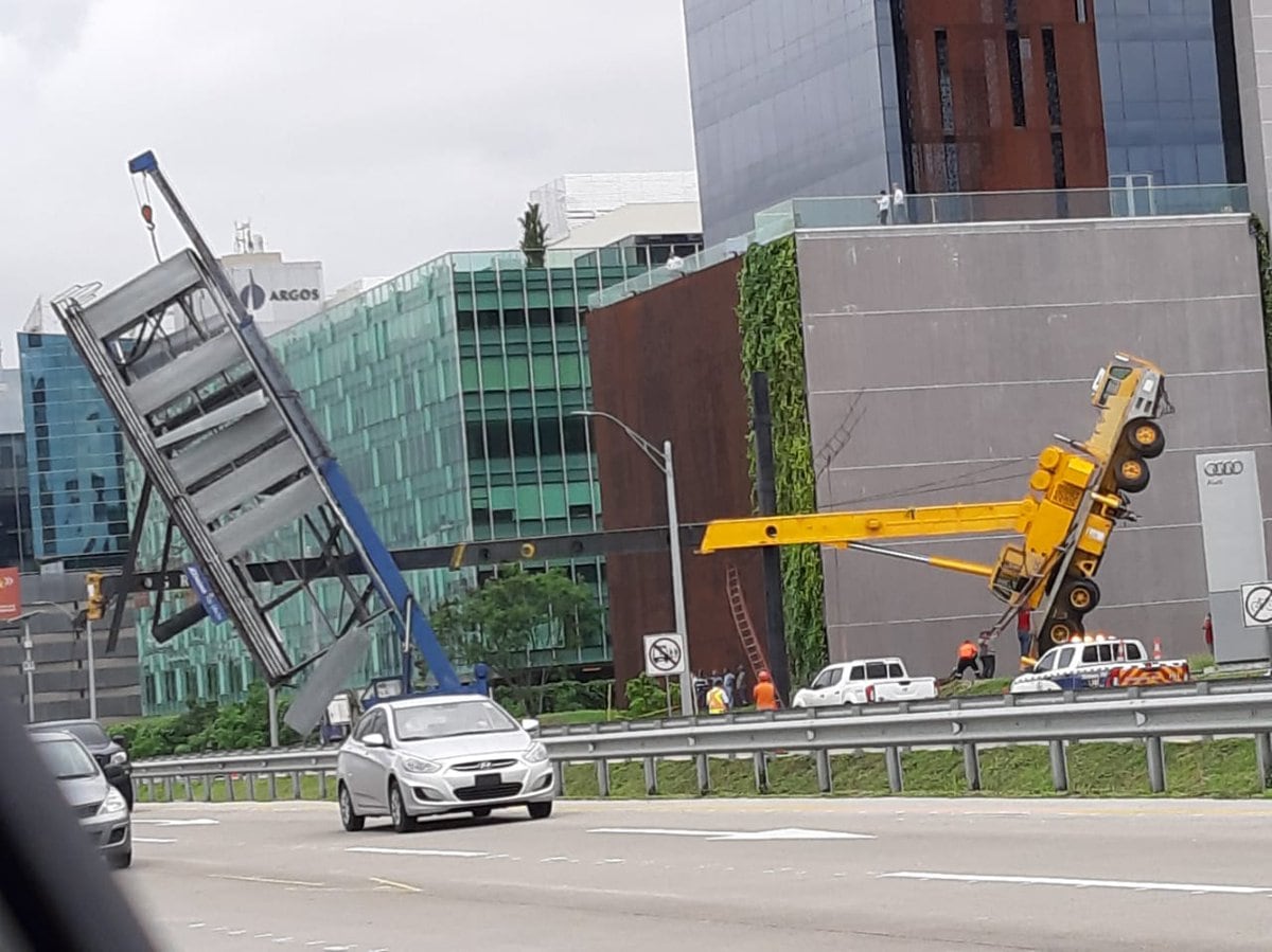 ¡Tranque total! Grúa deja caer inmensa valla en el Corredor Sur