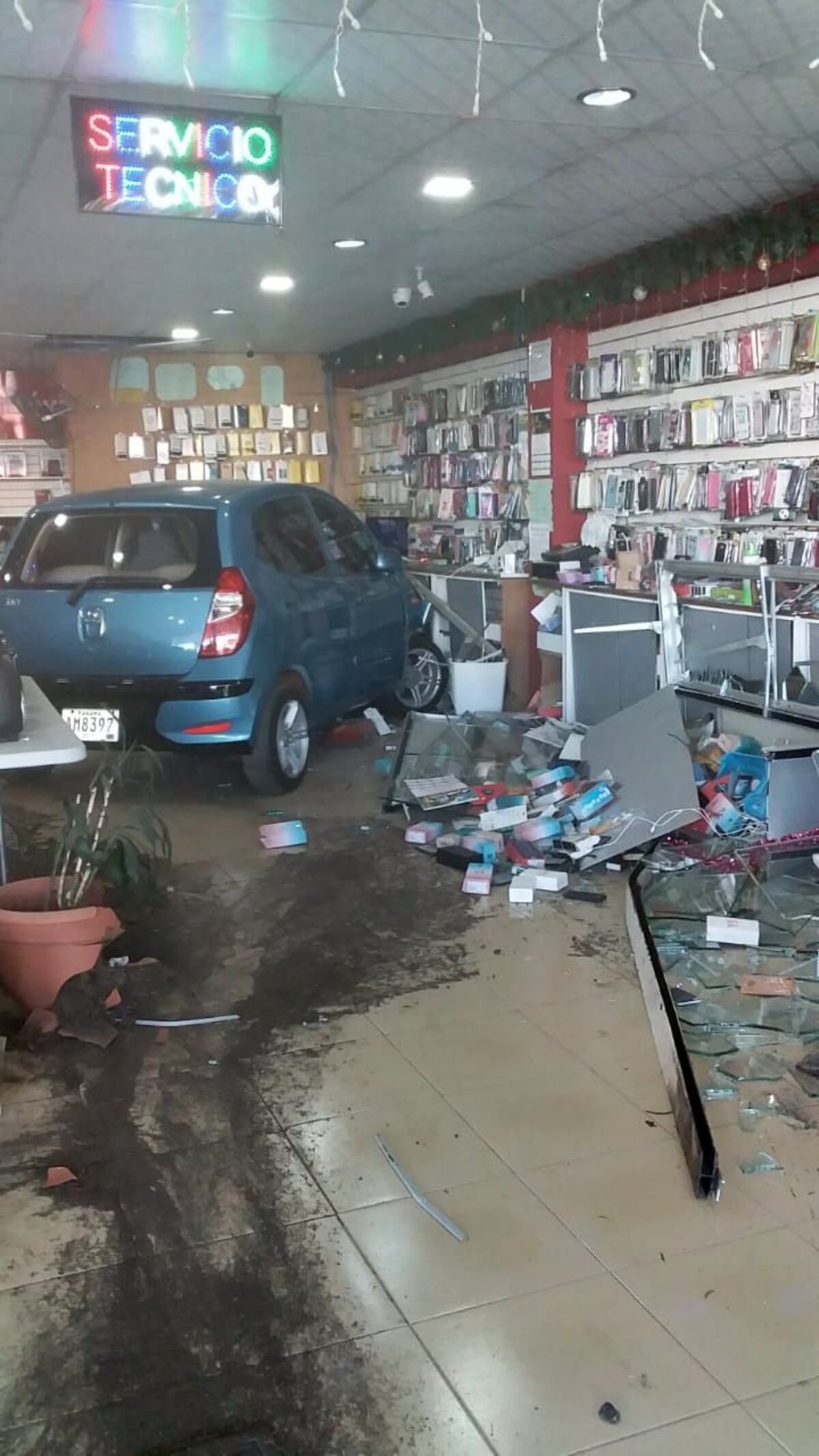 Insólito. Carro quedó metido en una tienda de celulares +Video