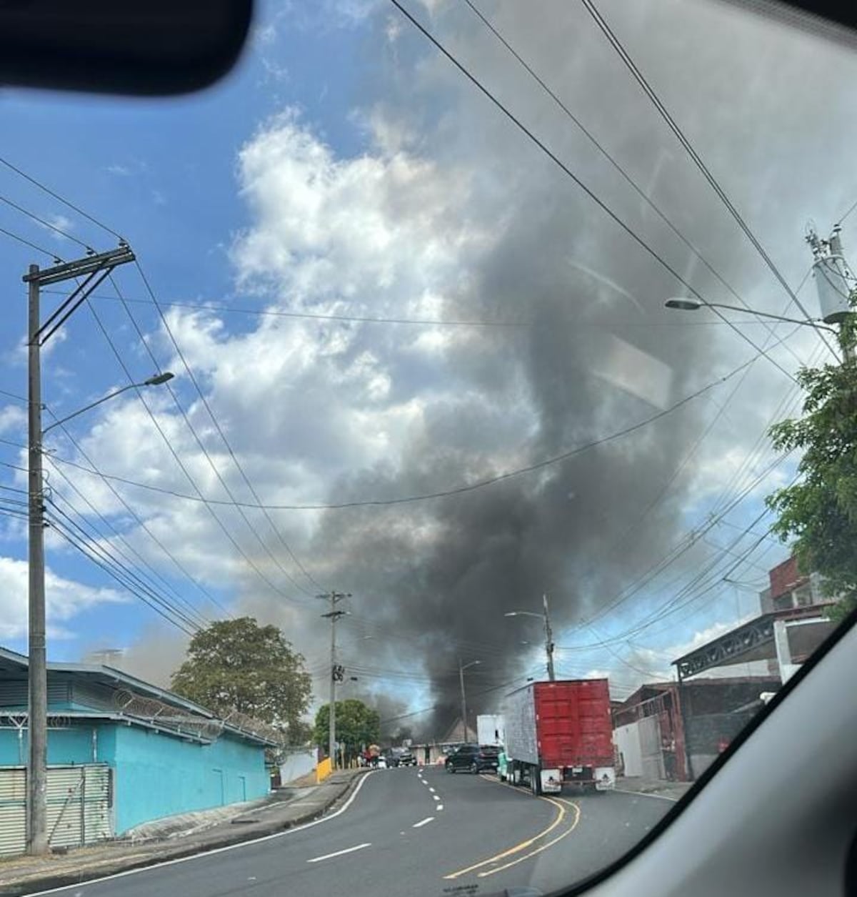LO ÚLTIMO|Evacúan viviendas por incendio de gran magnitud en bodega de Río Abajo