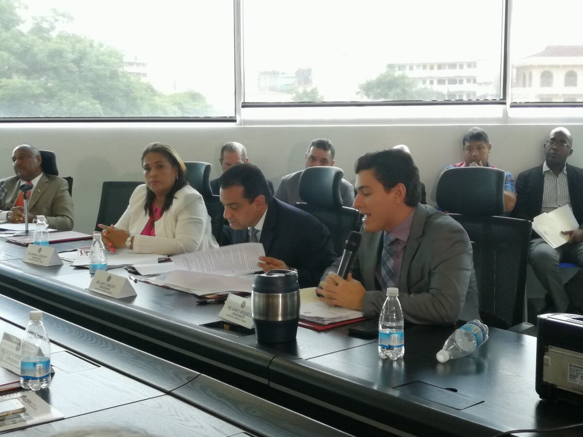 Analizan cobrar impuestos a las transferencias de dineros enviadas al exterior 