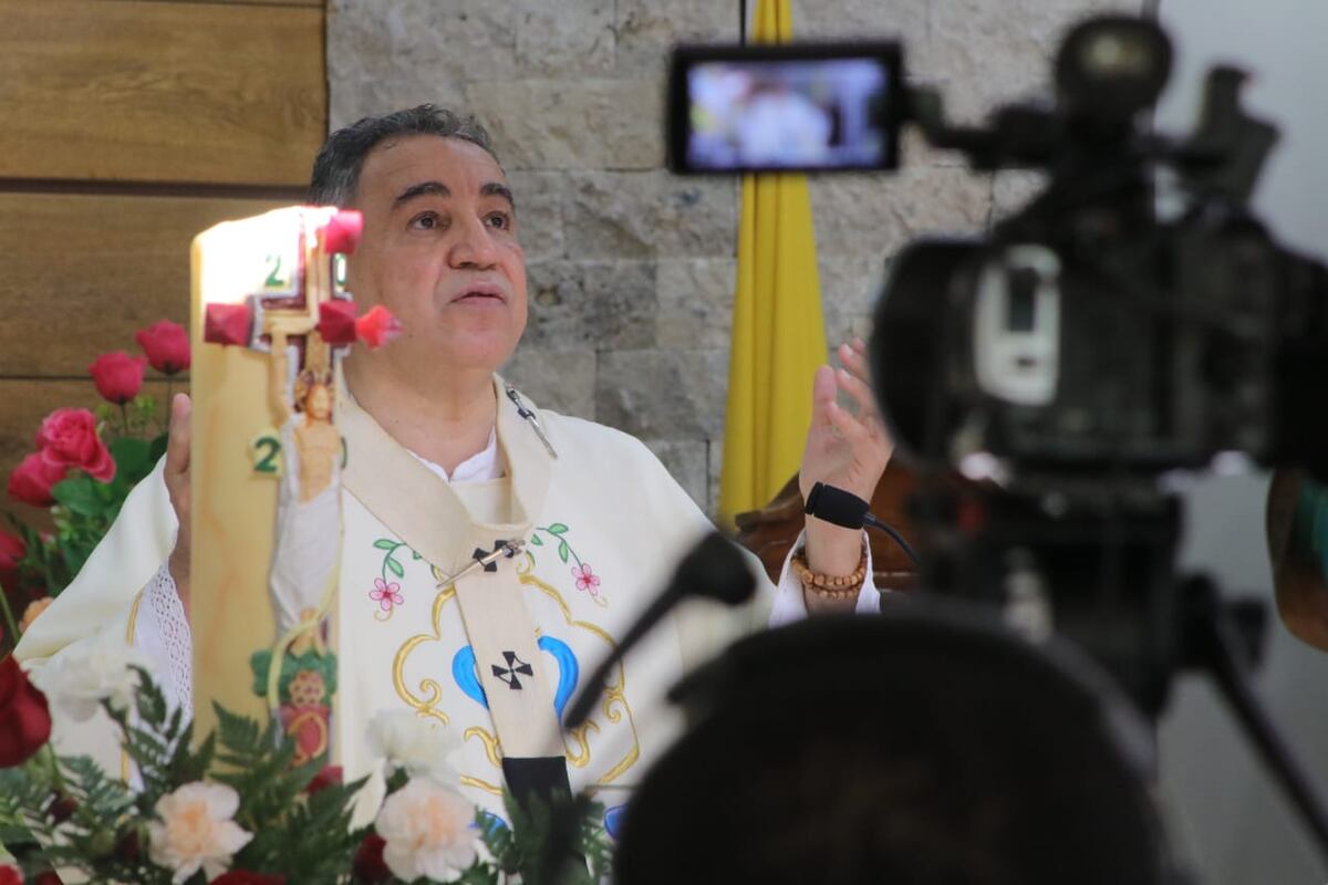 En plena cuarentena total este domingo, Monseñor invita a periodistas a capilla y le caen en redes