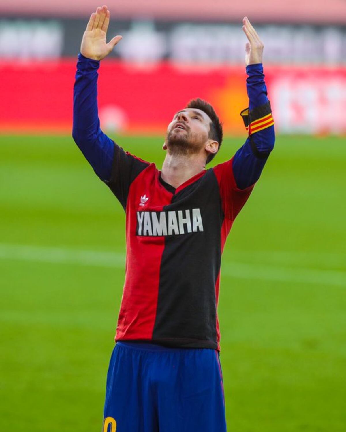 Increíble. Messi anota un gol parecido a uno de Maradona y le rinde homenaje con la misma camiseta de Newell’s. Video 