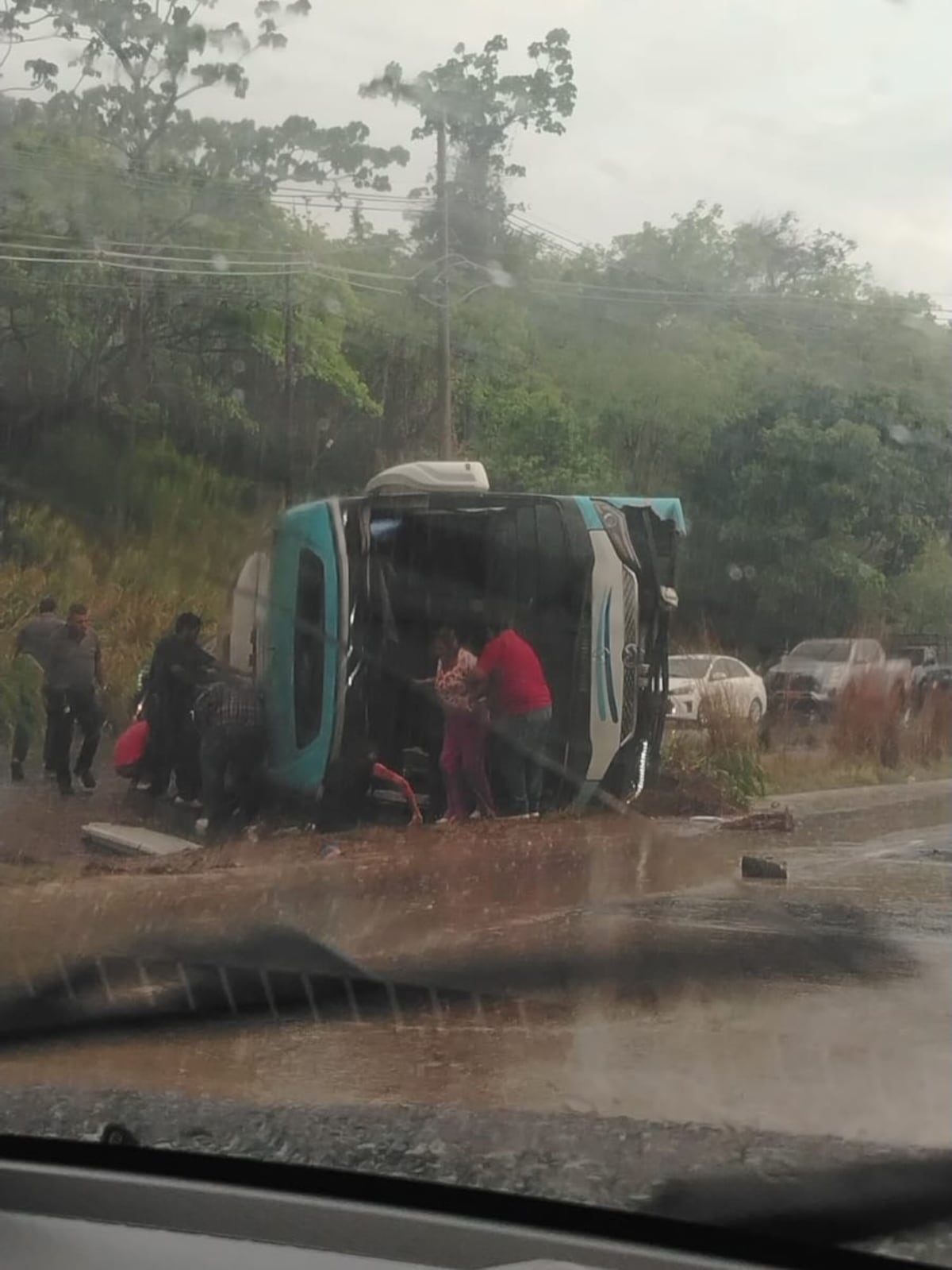 LO ÚLTIMO. Bus termina volcado en El Platanal, reportan múltiples heridos, un muerto confirmado + VÍDEO