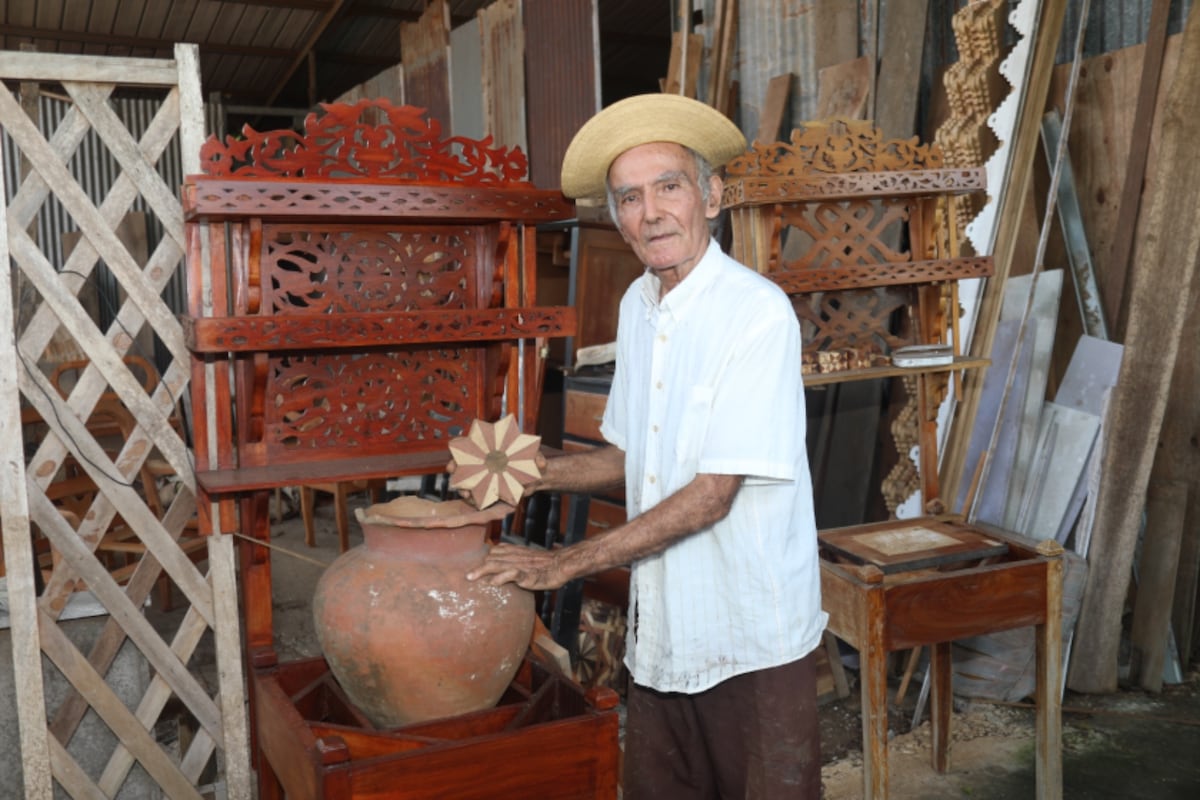 Artesano santeño de 82 años, beneficiario del programa 120 a los 65, inspira con sus creaciones