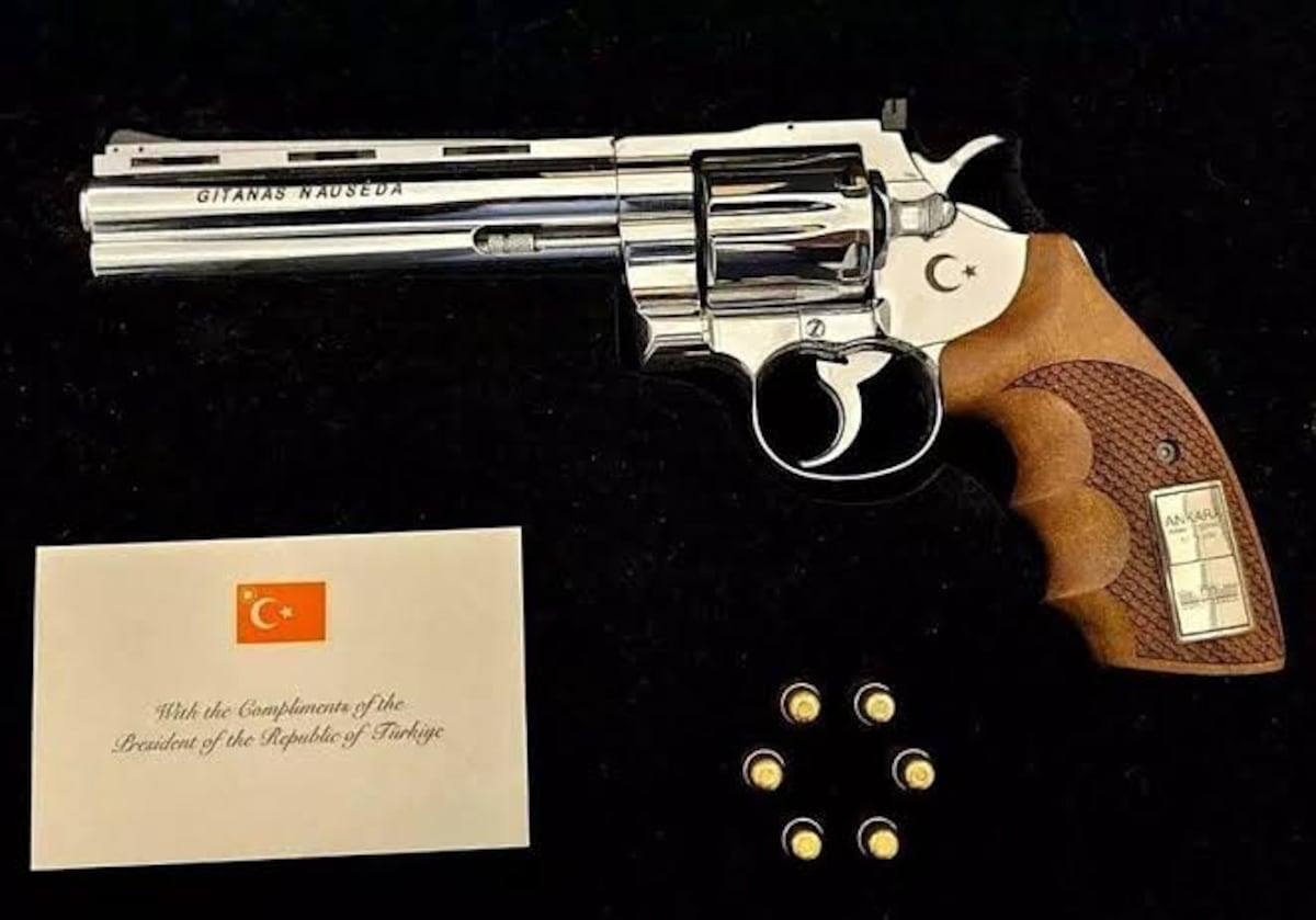 Erdogan sorprende a líderes de la OTAN con revólveres personalizados