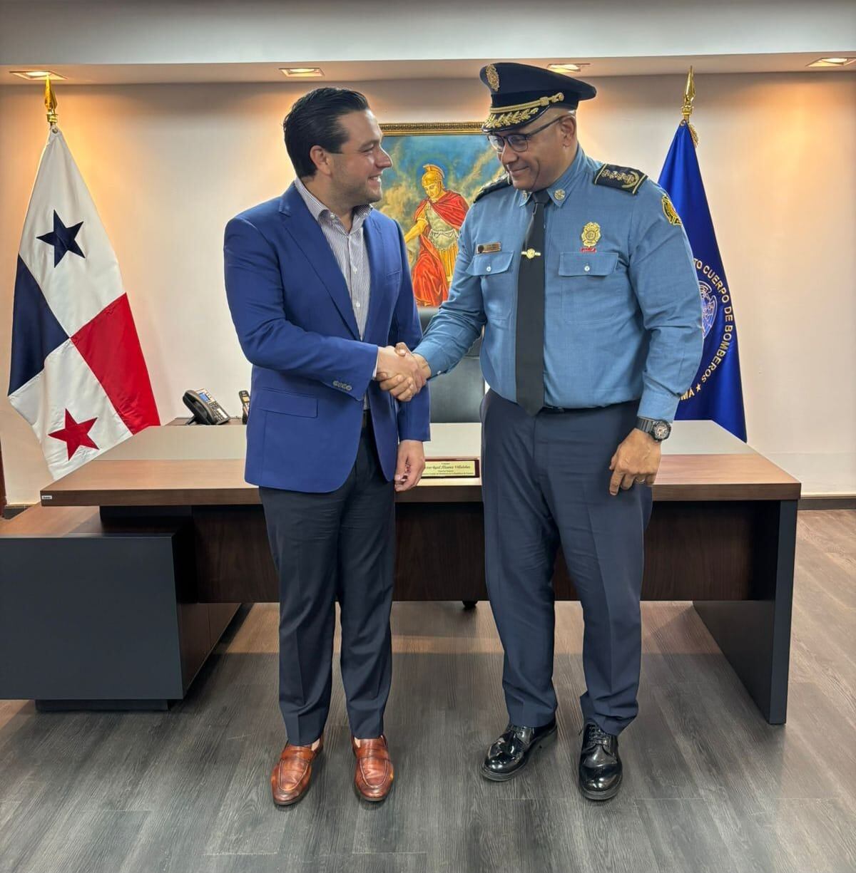 ¡Con equipos de vanguardia! Embajador de EE.UU. Visita el Cuerpo de Bomberos con Donación de Alta Tecnología