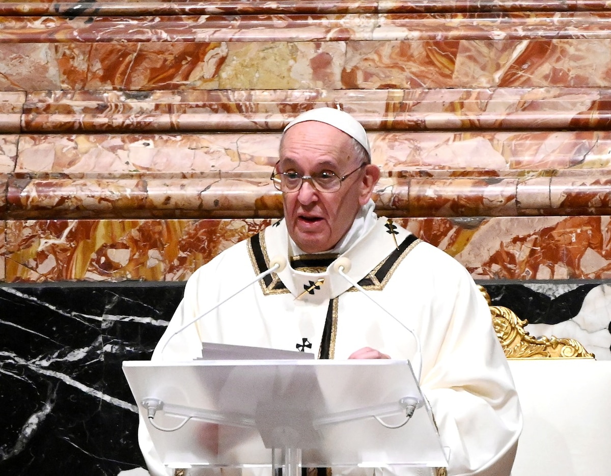 El papa establece que abusos a menores son delitos contra la dignidad humana