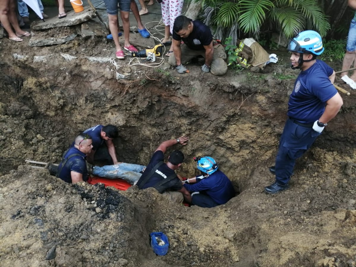 ¡Milagro en La Tronosa! Casi mueren sepultados dos trabajadores. Video 