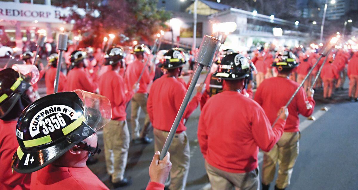 Bomberos marcharán a la Presidencia tras procesos disciplinarios