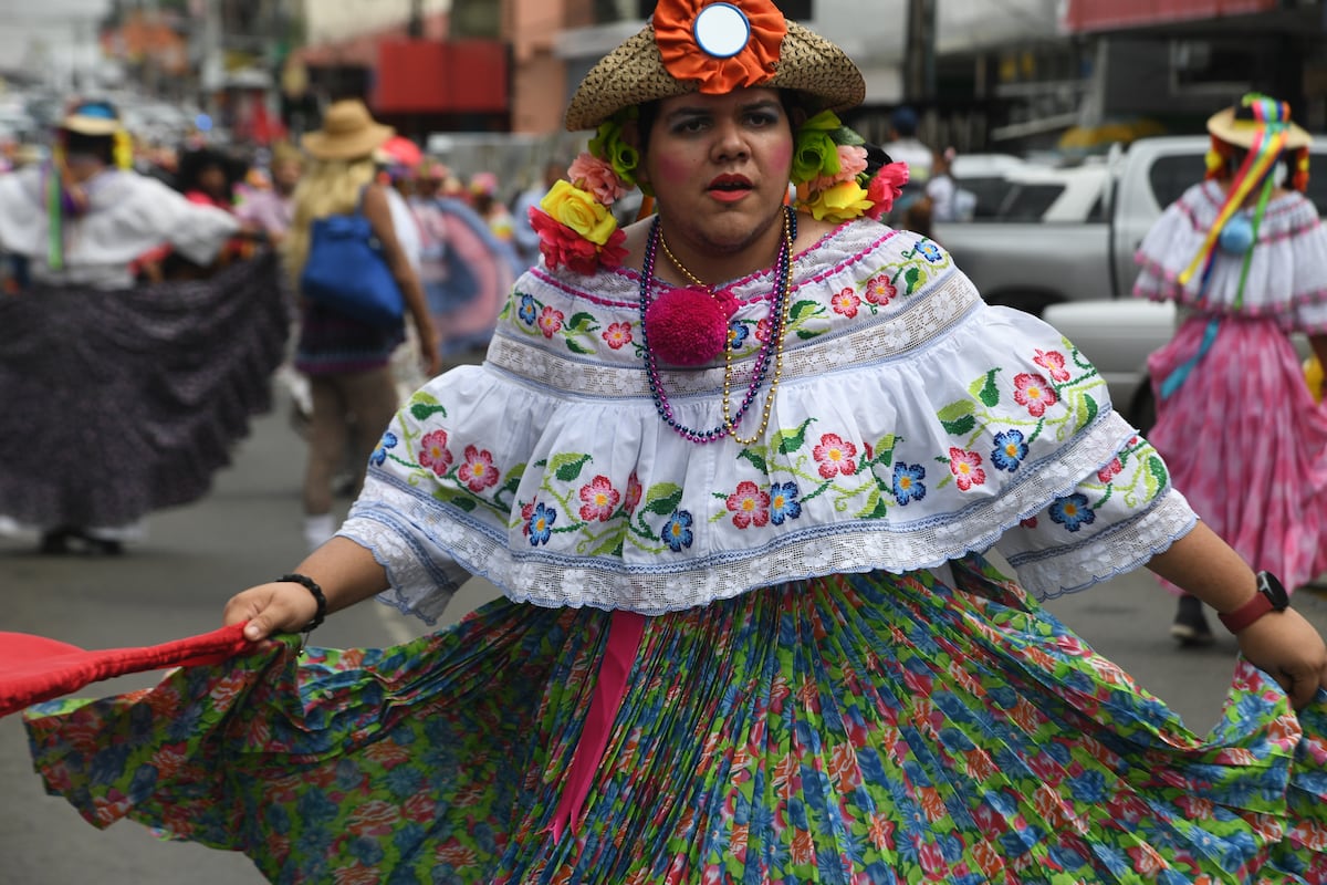 Gala cultural. Chorreranos disfrutaron del desfile de danzas folclóricas