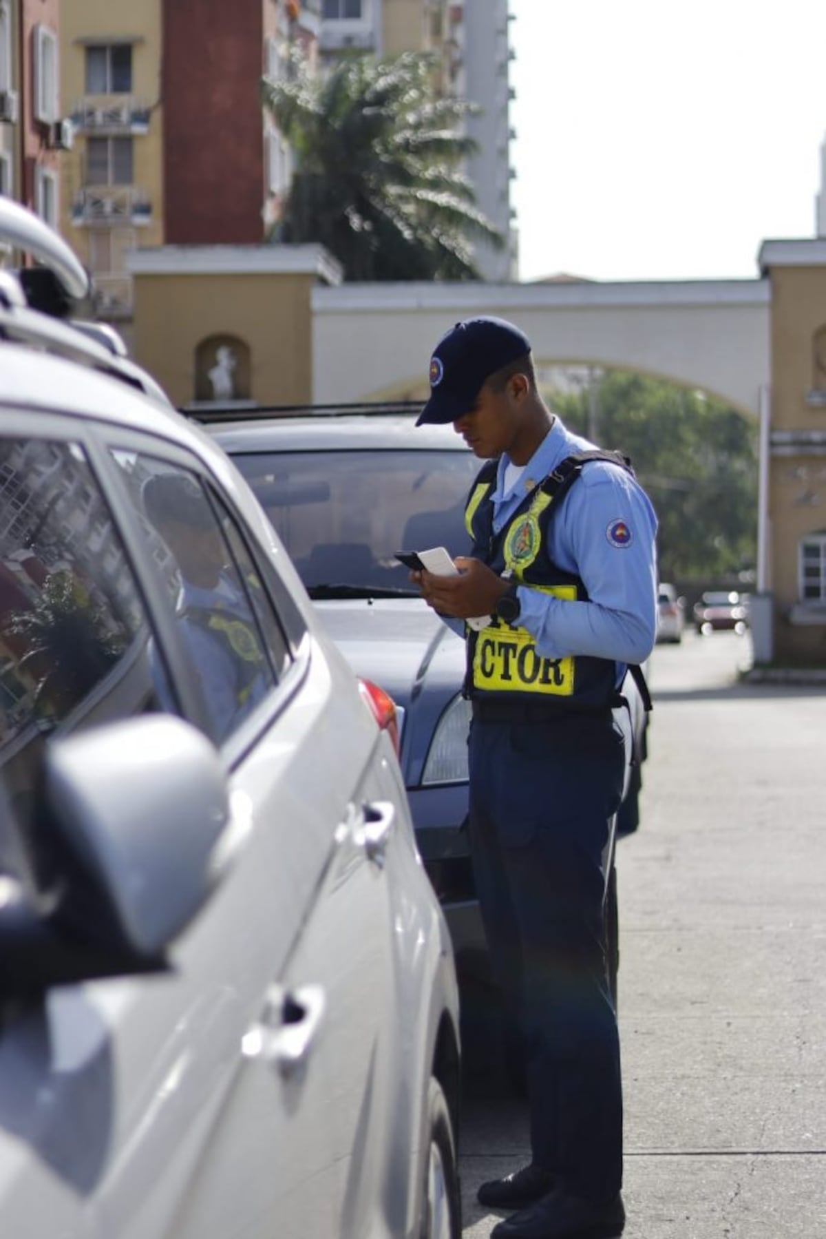 ¡Estás advertido! Multan a los Mal parqueados por bloquear aceras y vías