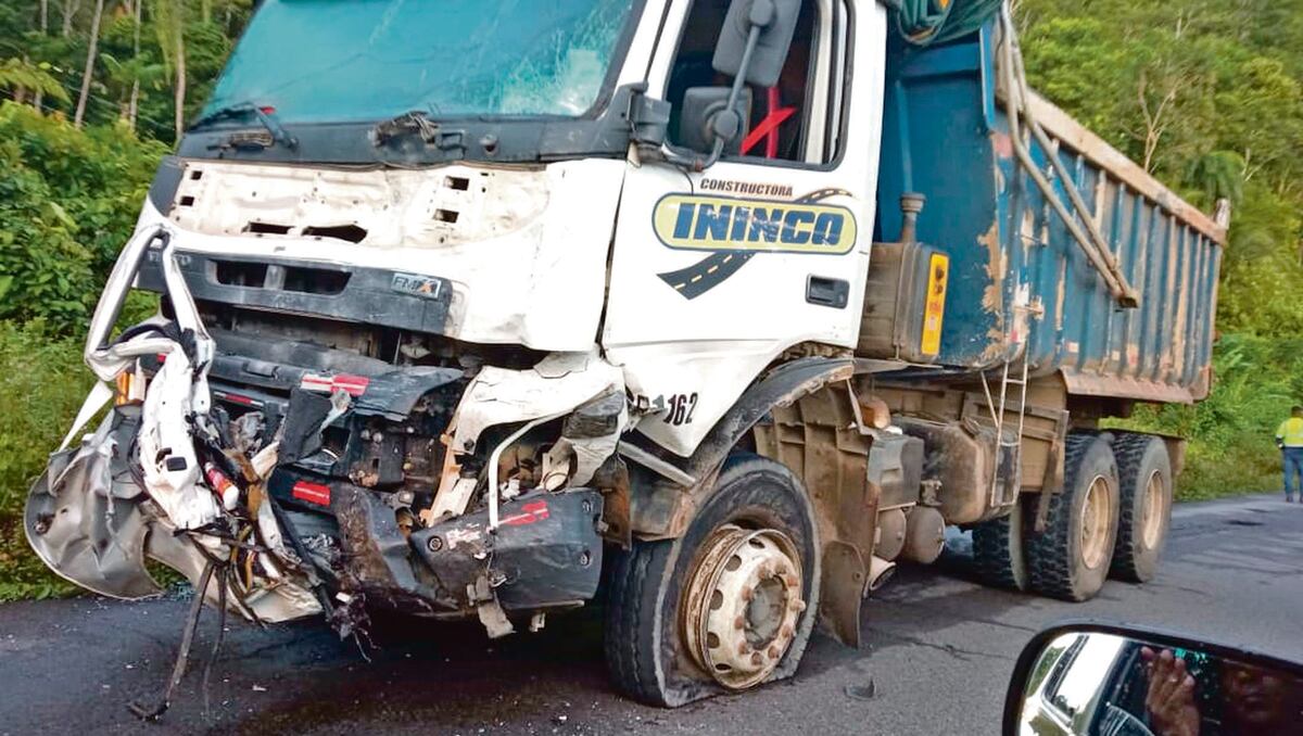 Triple tragedia. Busito choca contra volquete en Bocas del Toro