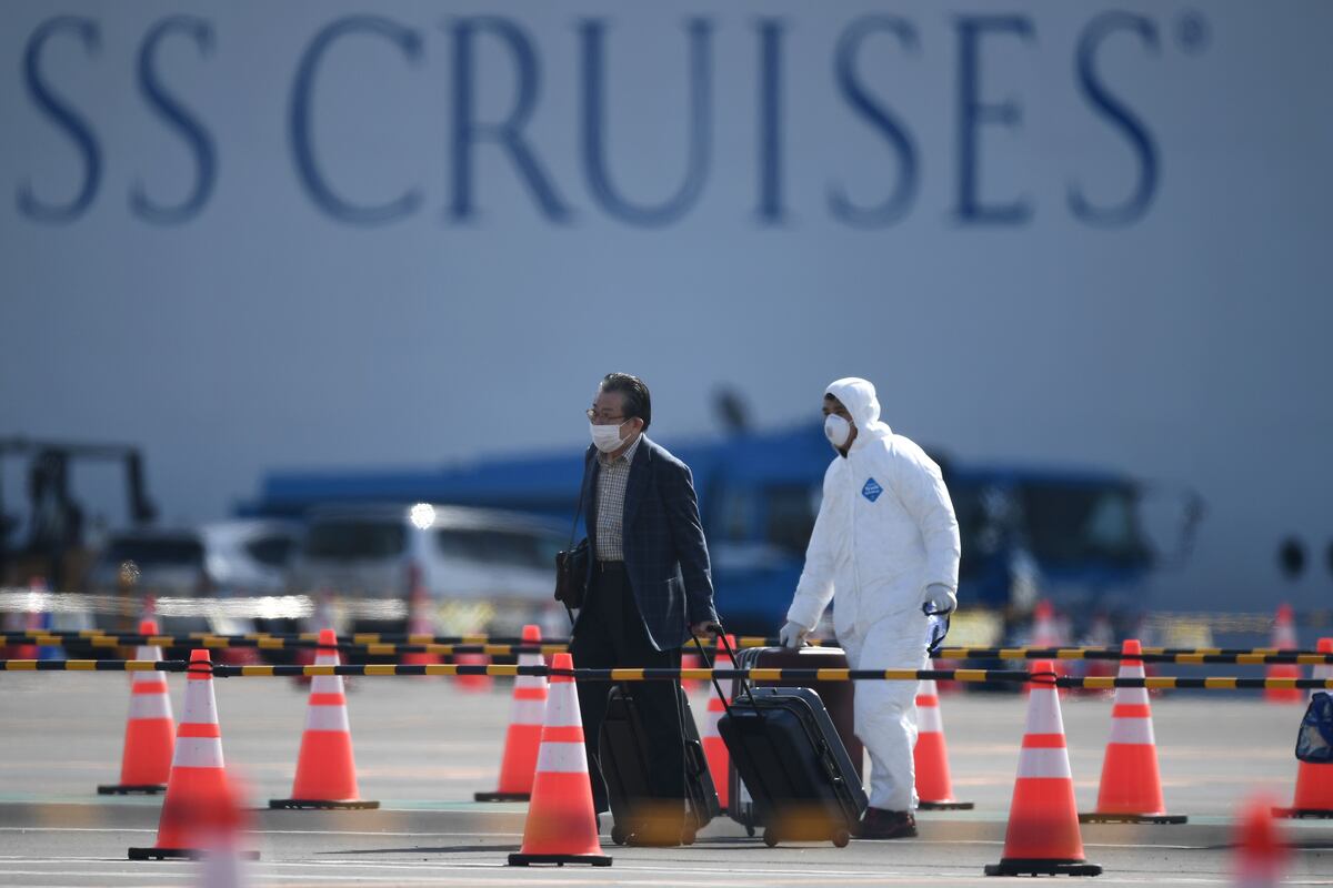 Acaba cuarentena de crucero en Japón; cientos tienen coronavirus