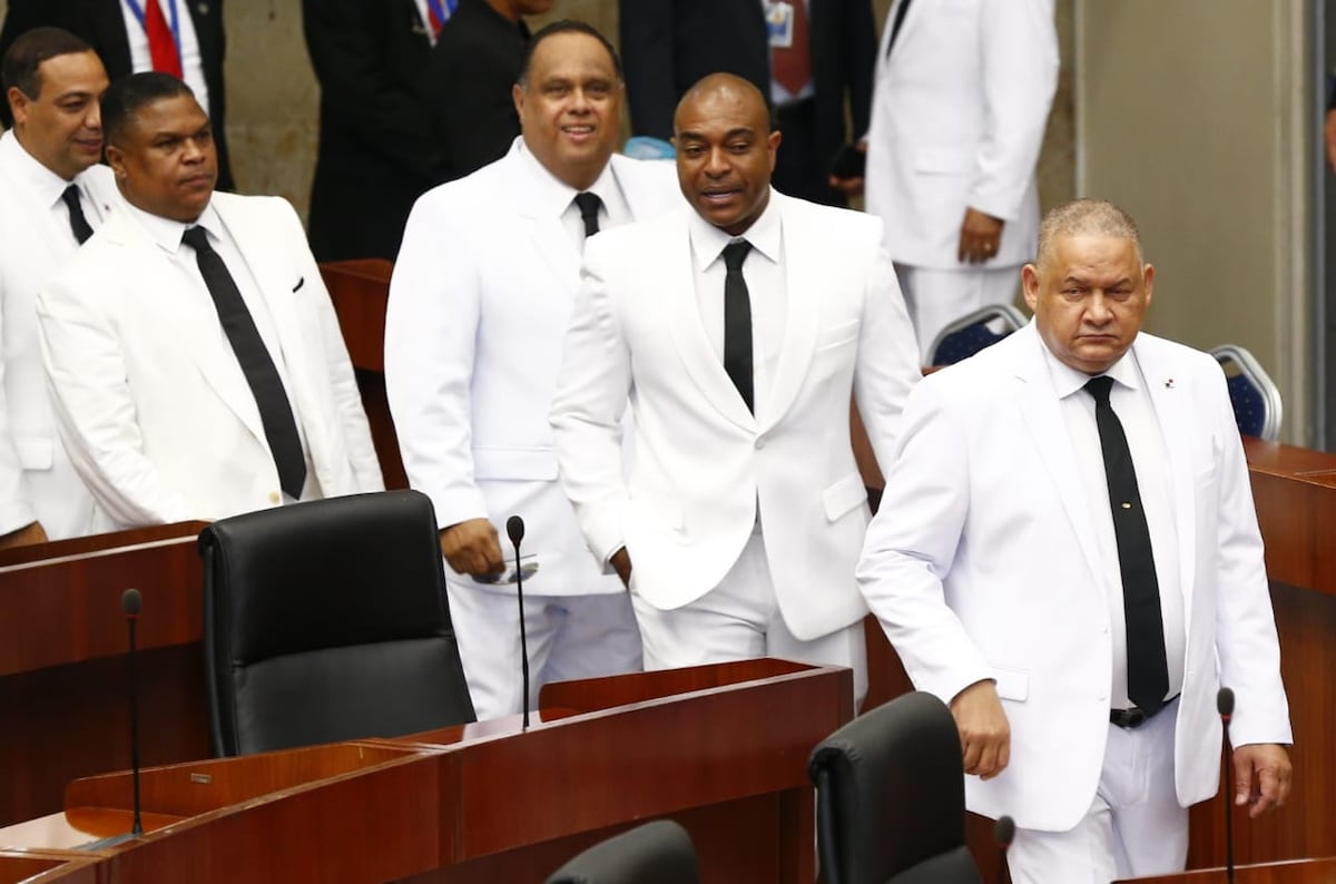 ‘Te amo, mami’: Le grita un diputado a Zulay Rodríguez en el pleno de la Asamblea