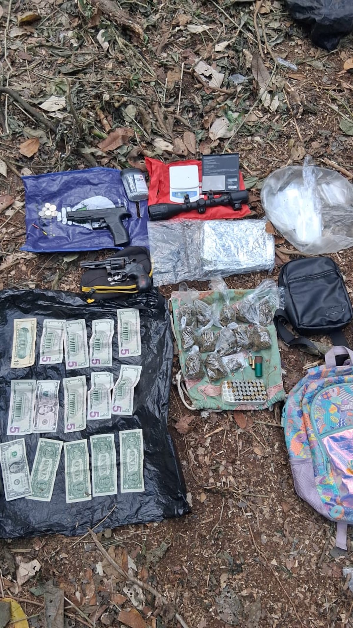 Caen dos en búnker de La Chorrera: armas, droga y dinero en efectivo dentro del escondite