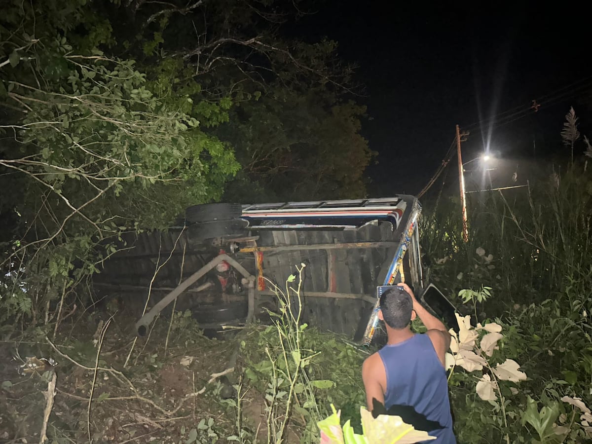 Dos muertos y varios heridos tras choque entre bus y camioneta en carretera del lago Gatún 