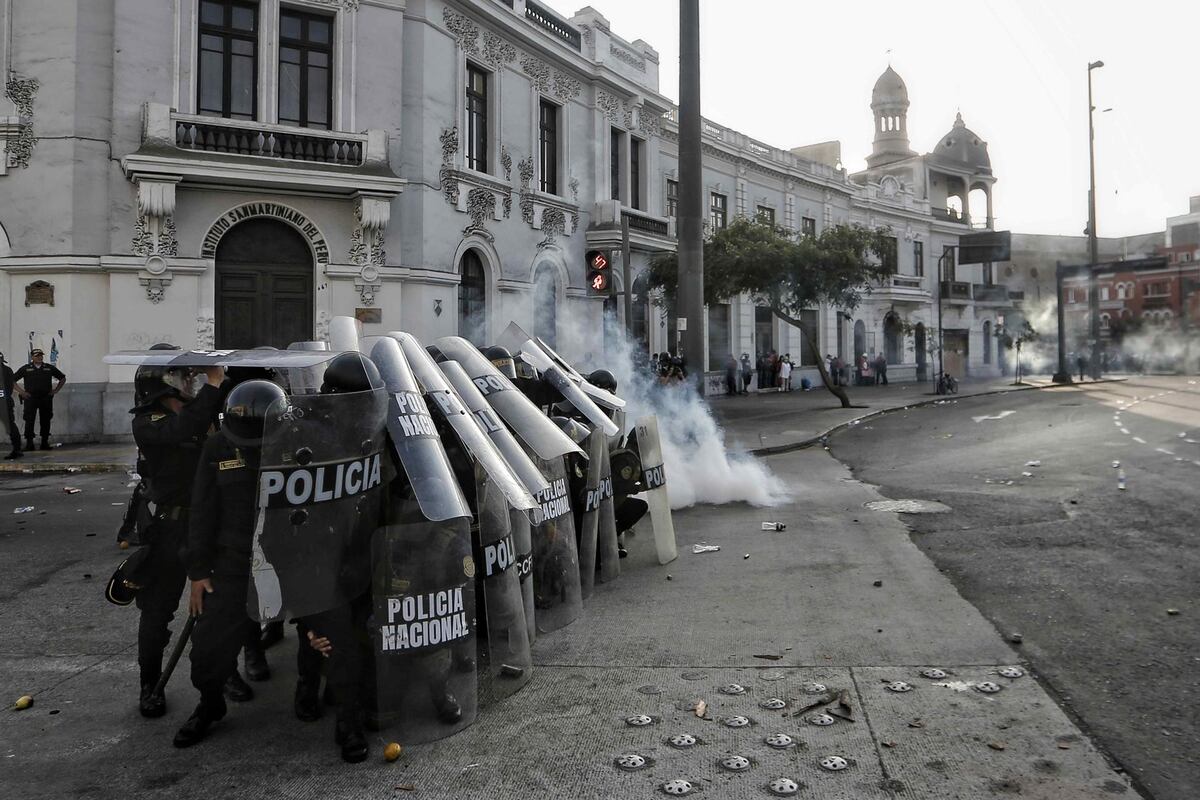 Policía peruana despliega 10.000 agentes en el centro de Lima ante nueva marcha