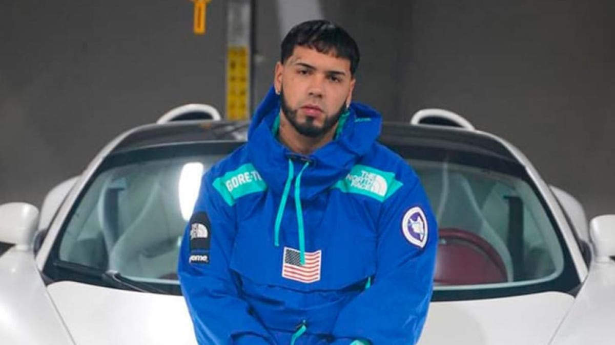 Se le salió lo chumerri. Anuel AA insulta con palabras soeces a fanática que cargaba una peluca azul