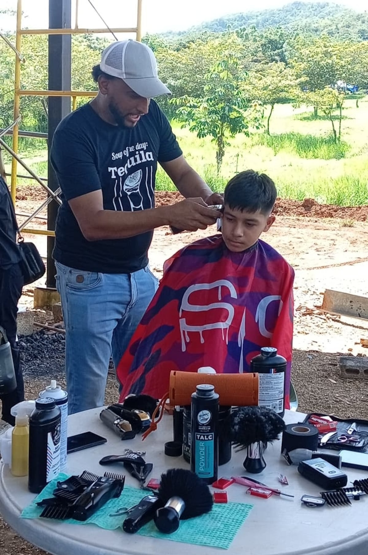 Las tijeras también dijeron presente: Barberos apoyan a familias golpeadas por el sismo en Torio