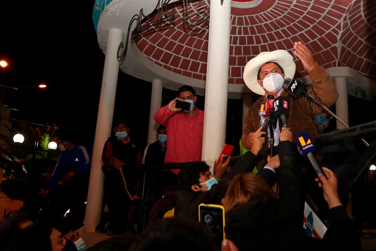 Perú: el maestro de izquierda Pedro Castillo lidera el escrutinio y otros tres candidatos buscan llegar a la segunda vuelta