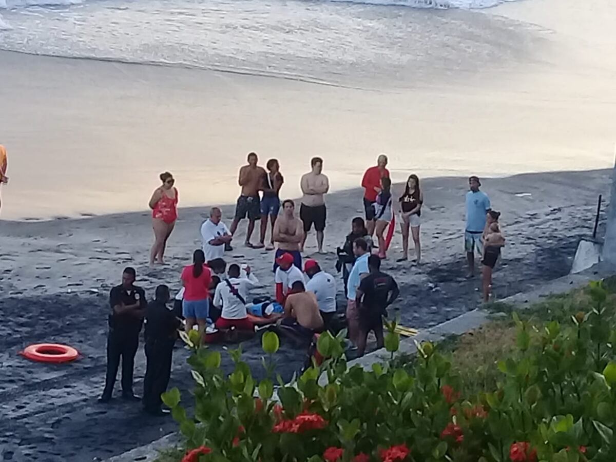 Abuela muere al tratar de salvar a sus dos nietas en playa Coronado.Video