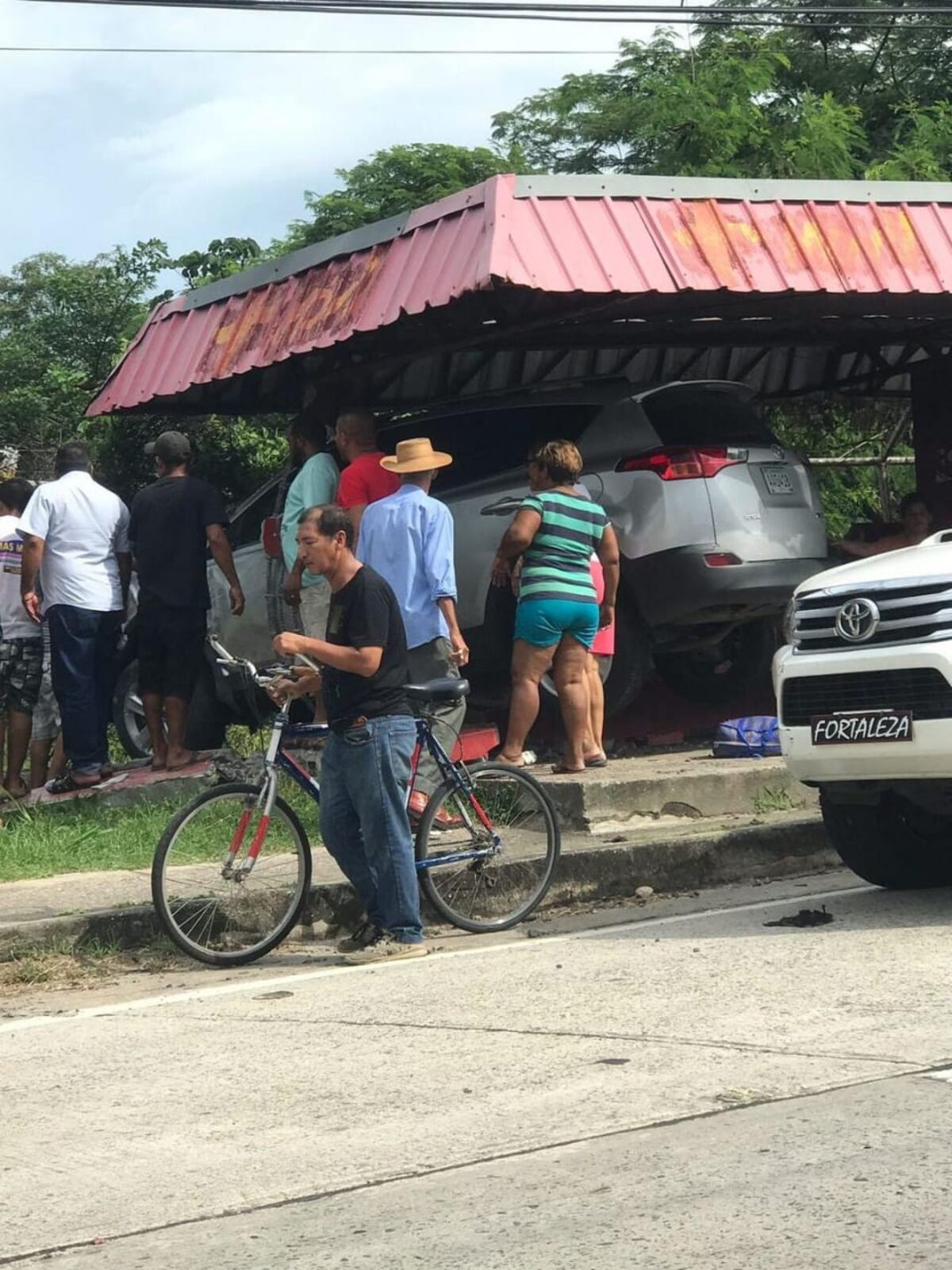 Auto se estrella contra una parada de buses en Gorgona. Aparatoso | Video