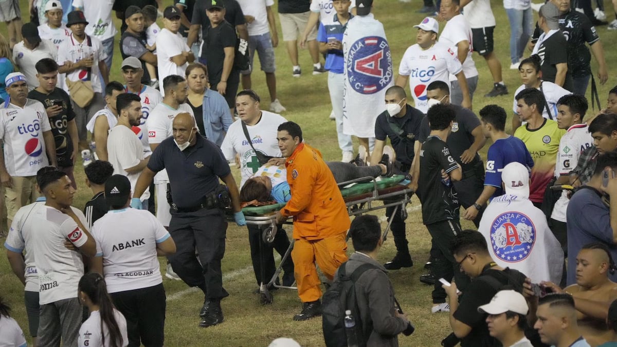 Reportan 12 muertos en estampida en el estadio Cuscatlán de El Salvador. Videos.