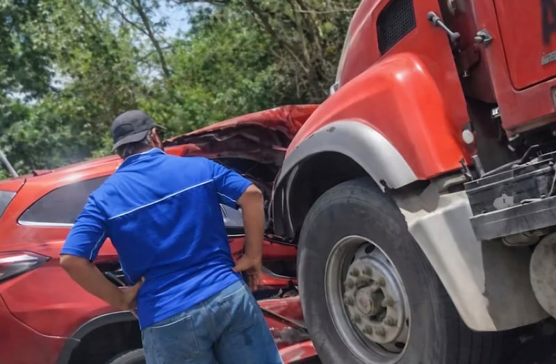 Choque frontal entre volquetes deja dos muertos y un herido en Buenaventura