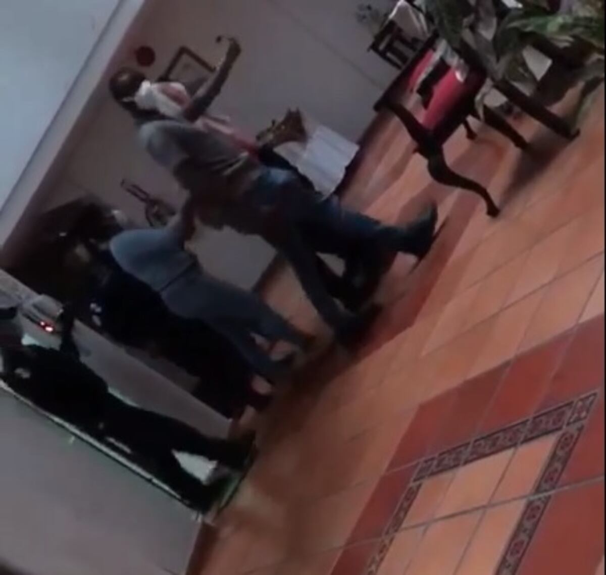 Filtran video cuando se llevan detenida a la que presuntamente descuartizó a una profesora en Campo Lindbergh