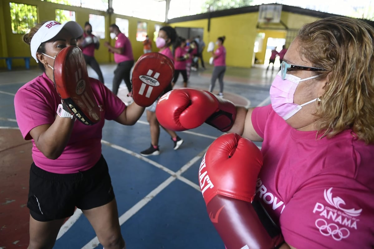 Mujeres reciben entrenamiento de autodefensa y podrían tener acceso a gas pimienta. Video