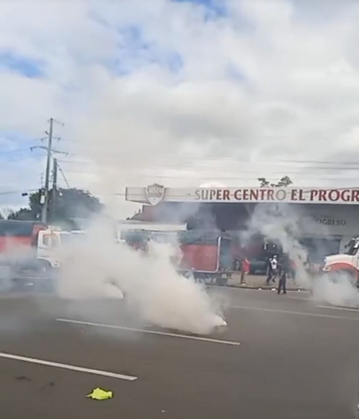 Disuelven protesta de transportistas y productores a la fuerza en Chiriquí