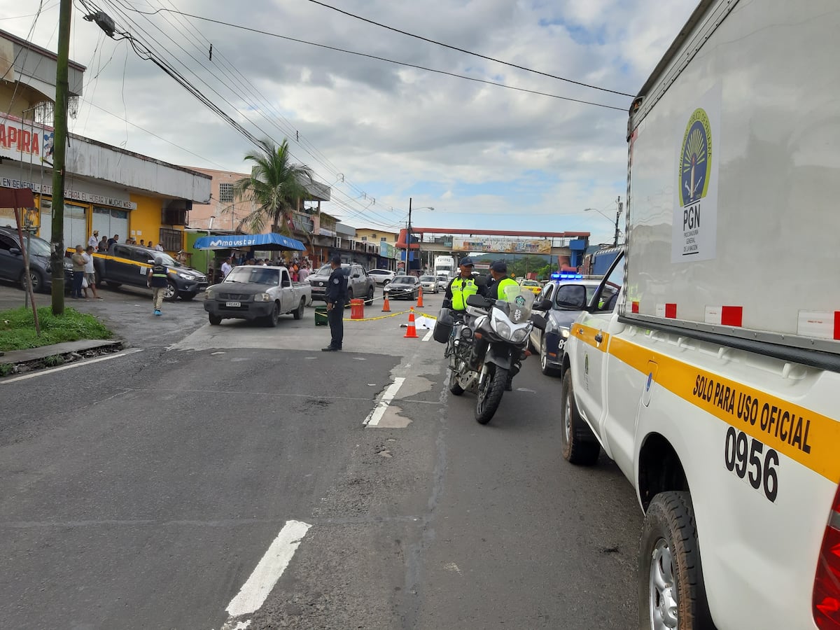 Taxi lo golpea con el retrovisor y al caer dos autos le pasaron por encima en Capira 