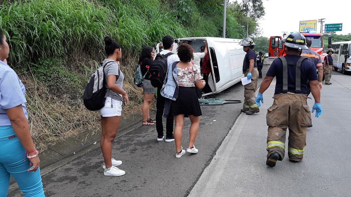 Por evitar colisionar con un auto que se tiró. Se vuelca busito de la ruta Panamá- Hato Montaña. Video. 