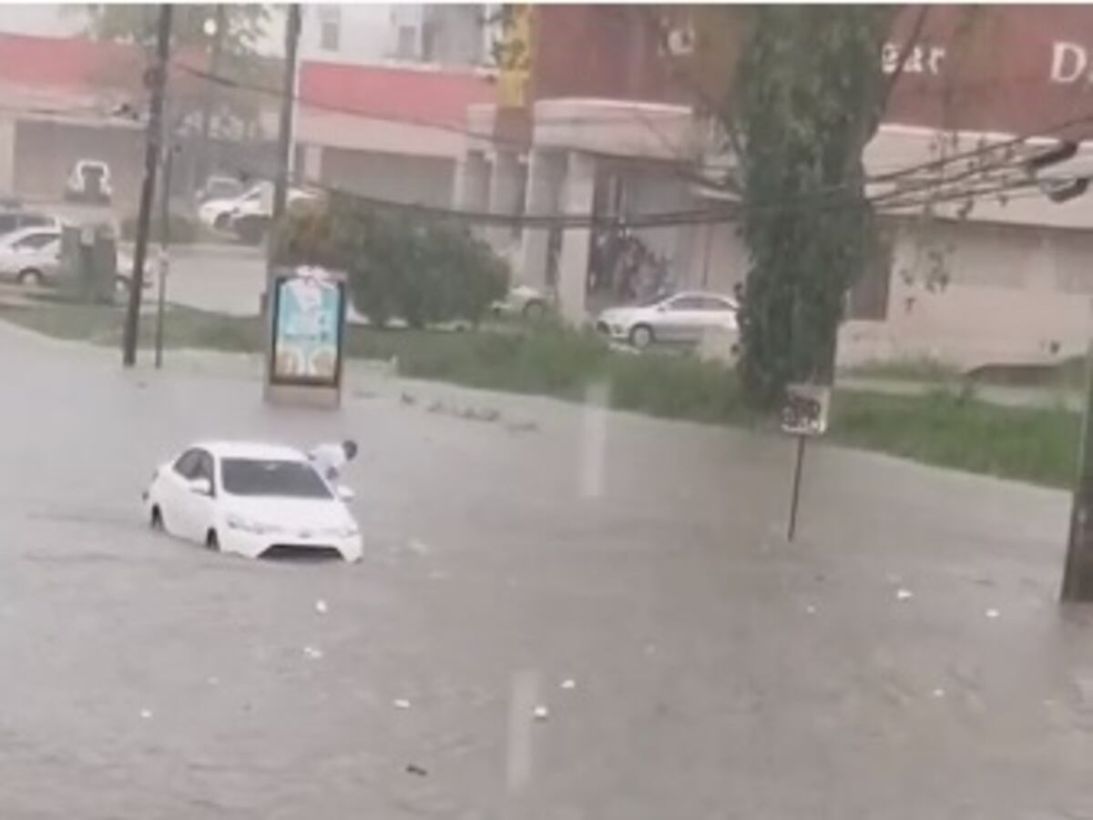 Curiosa. Auto queda varado en la lluvia y a conductor por poco lo hacen ‘sandwich’ en plena Vía España. Video