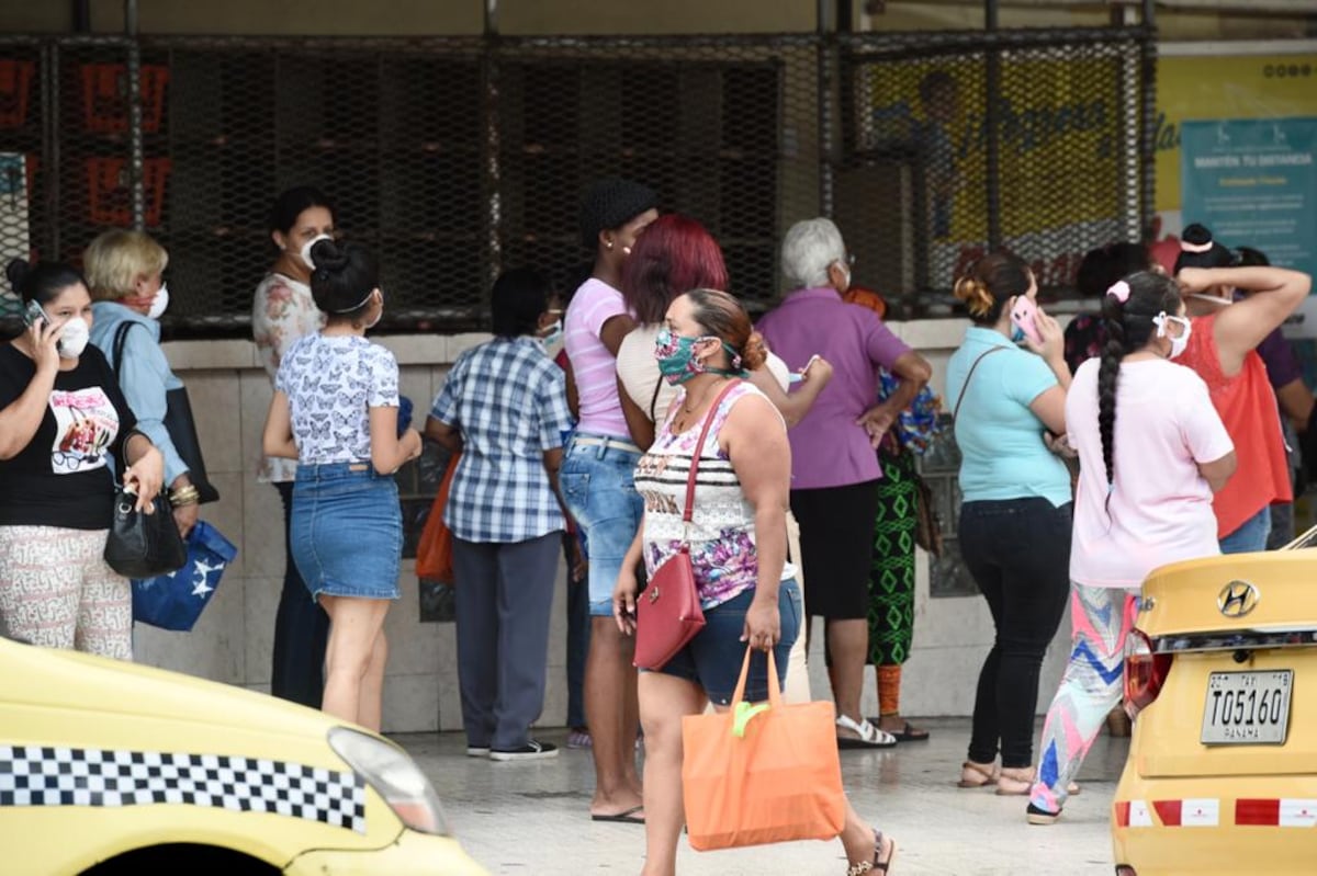 Largas filas. Estas pudieron ser las causas de lo que se vivió este viernes en los supermercados  