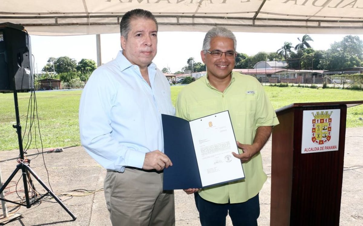 Blandón entrega orden de proceder para complejo deportivo