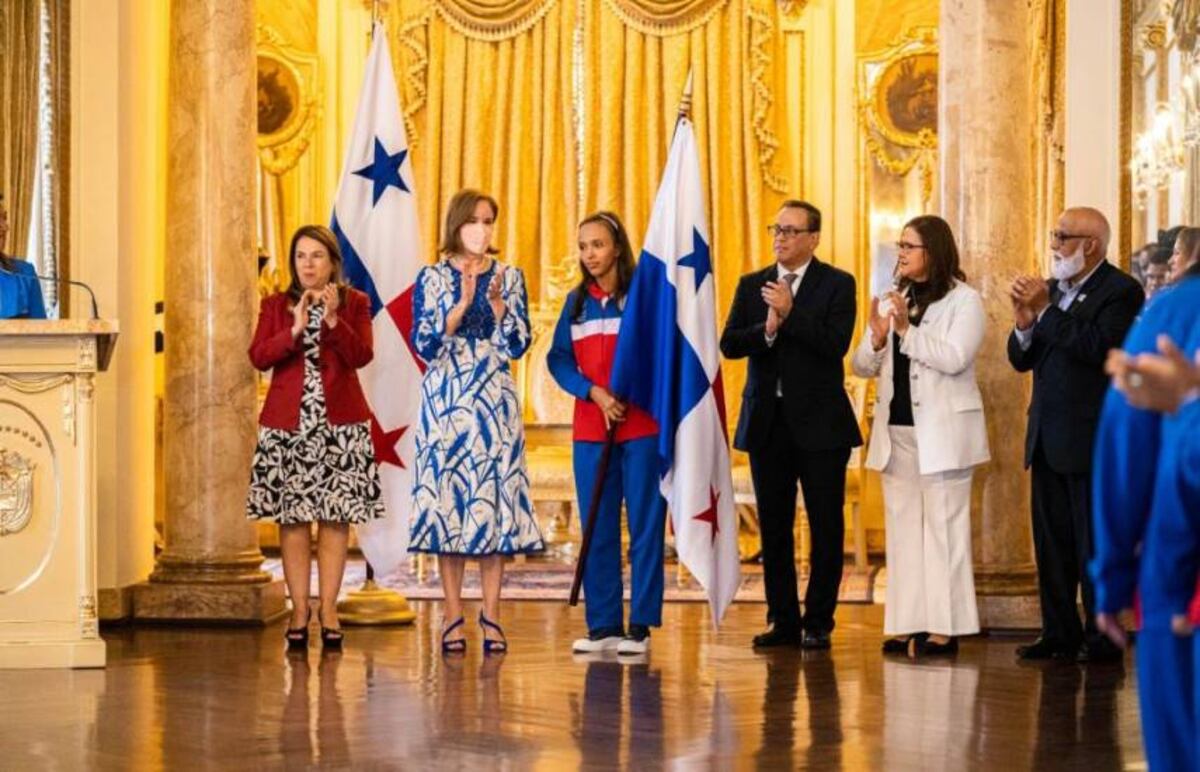 Atletas panameños de Olimpiadas Especiales reciben la bandera