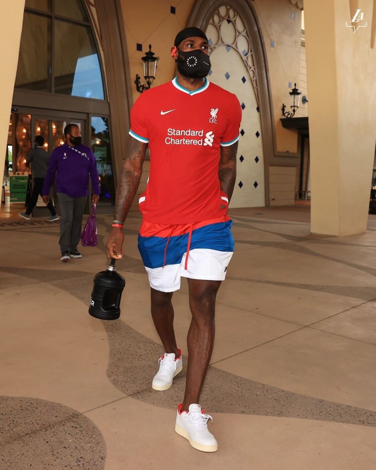 LeBron James ya presume la camiseta del Liverpool