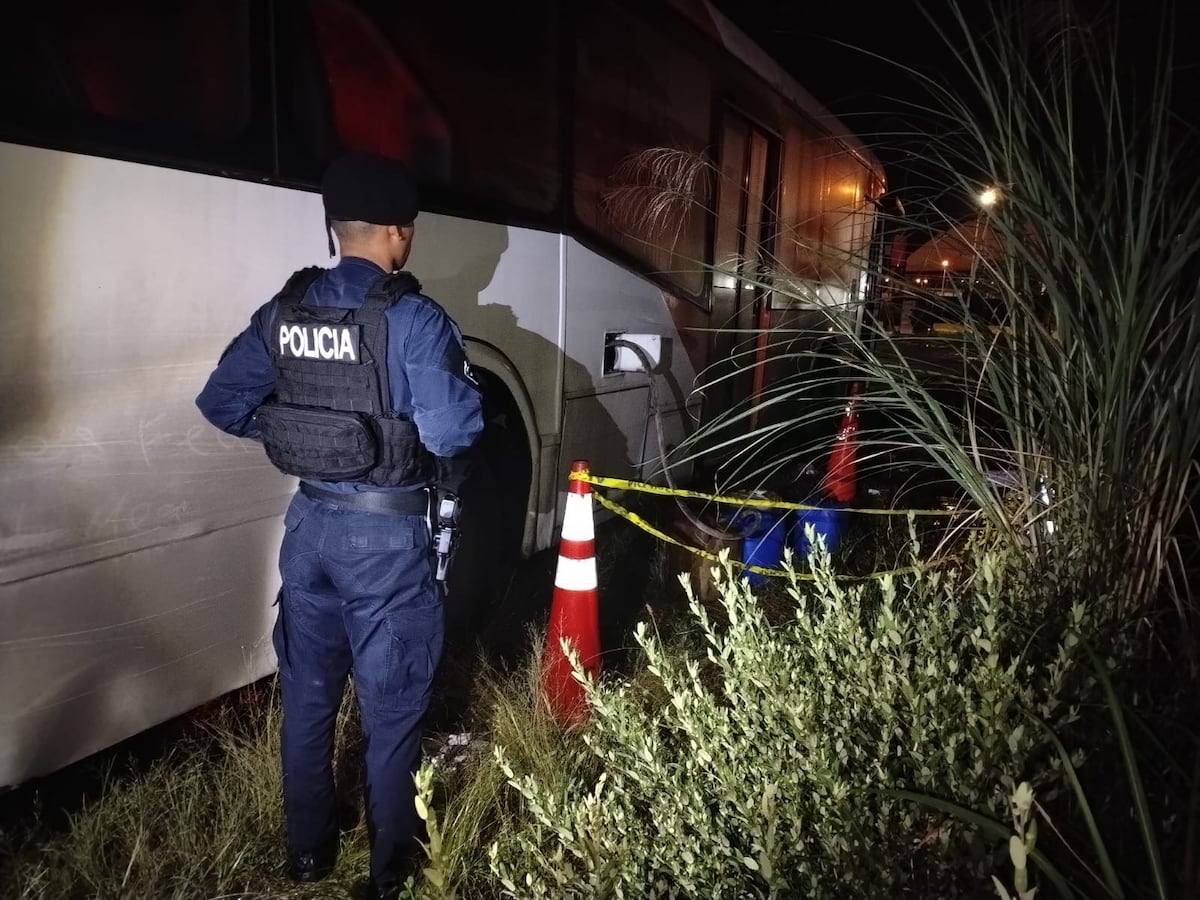 VIVEZA PURA: Con la manguera puesta sorprenden a conductor y otro hombre sacando combustible de un autobús del Estado