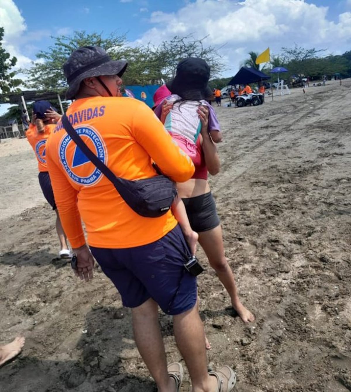 Encuentran niña desaparecida. Mucha gente en Playa Veracruz