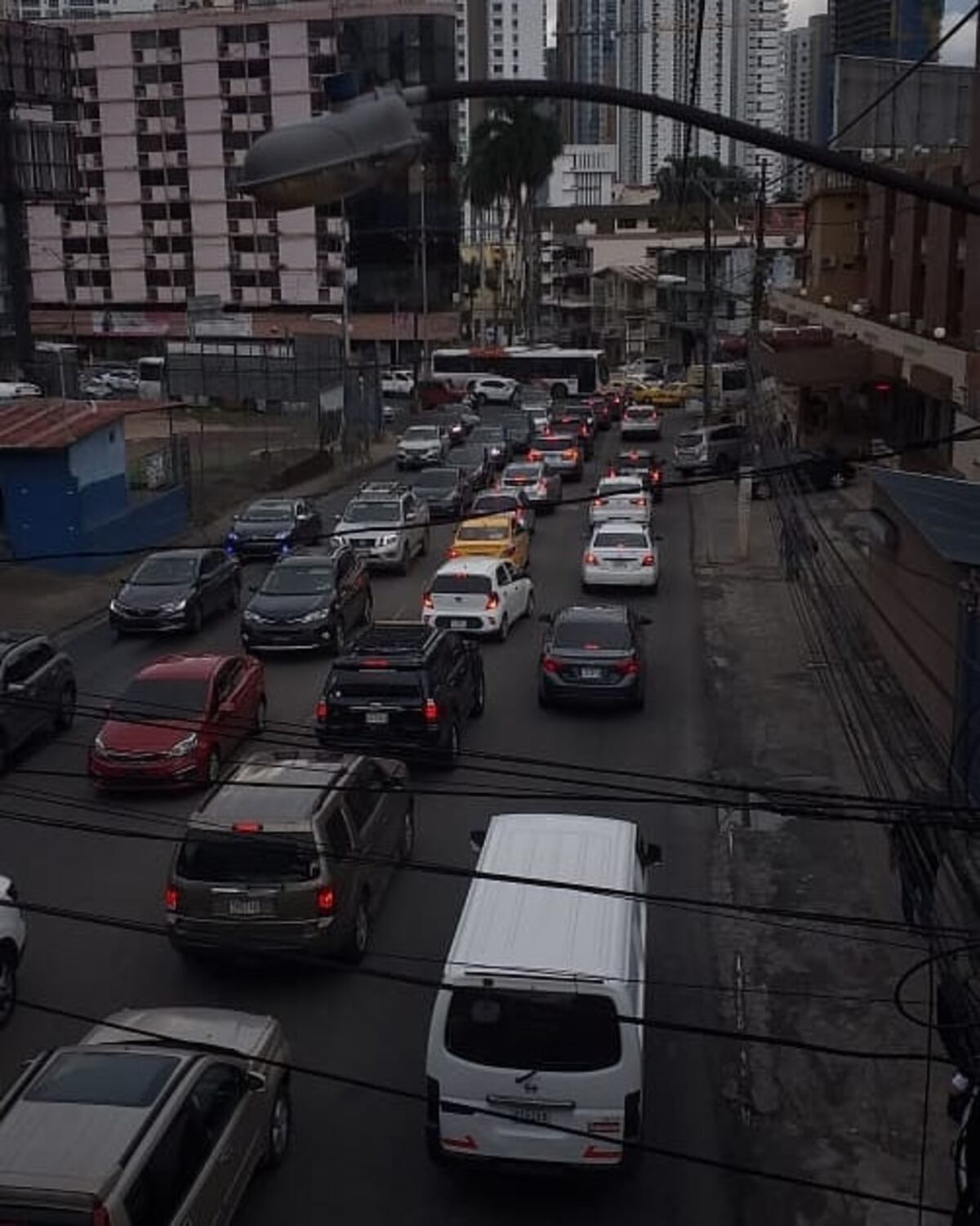 Querían dormir en las calles. Universitarios  despejan la Transístmica. Rector se pronuncia sobre las clases de este viernes. Video