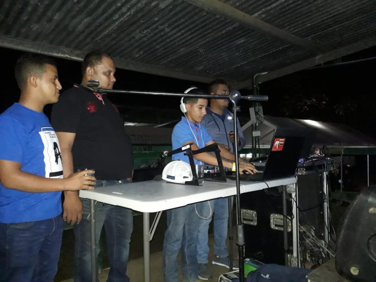 Mini Dj chiricano impresiona a Flecha. Muchos no pueden creer que a su corta edad tenga tanto potencial. Video