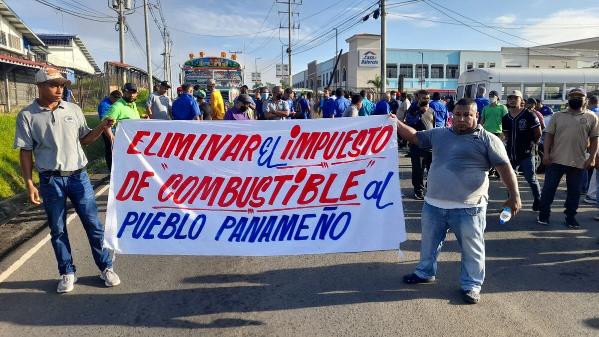 Distintos cierres de vías en la capital por el alza del combustible