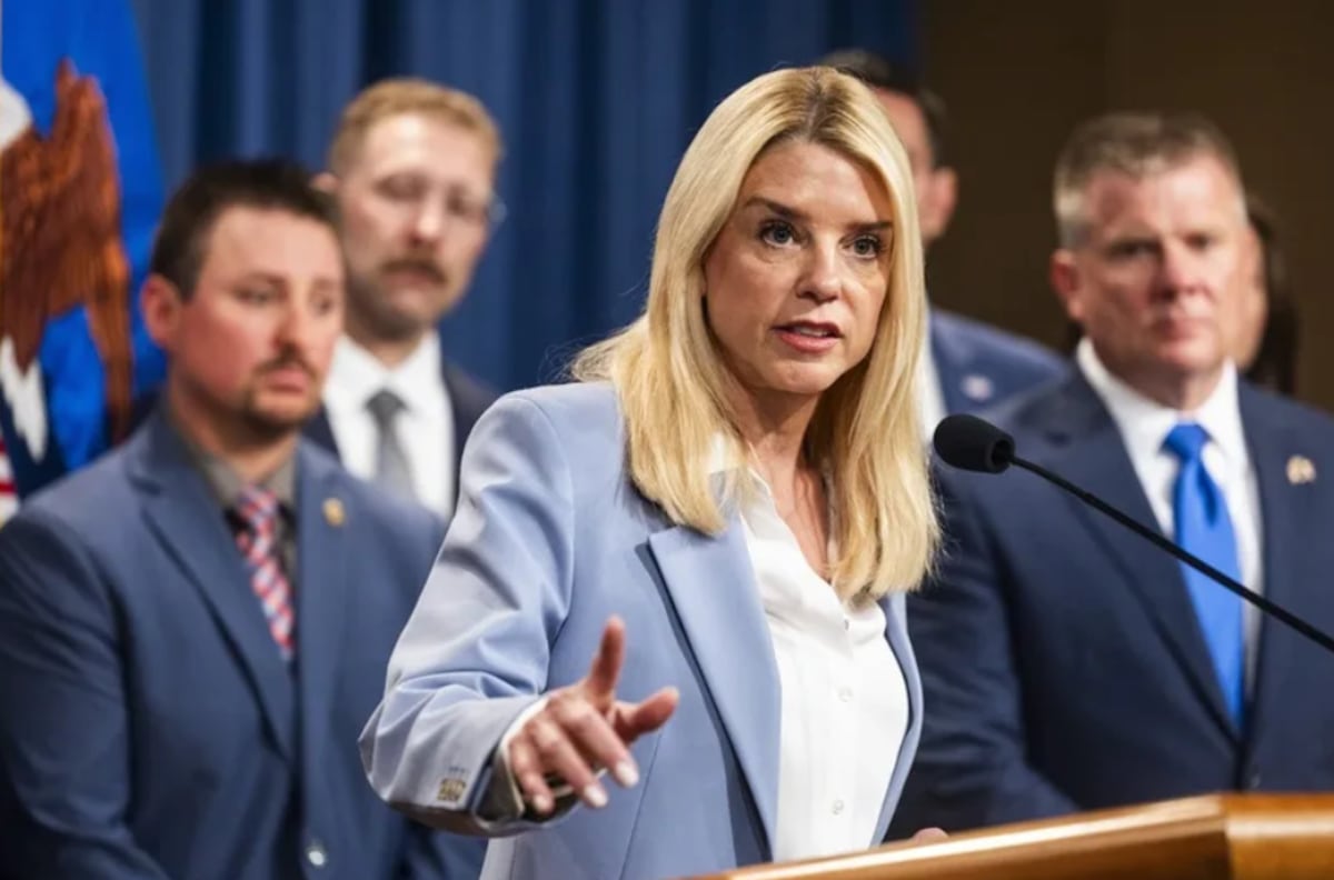 Trump destituye a Pam Bondi tras polémica por caso Epstein