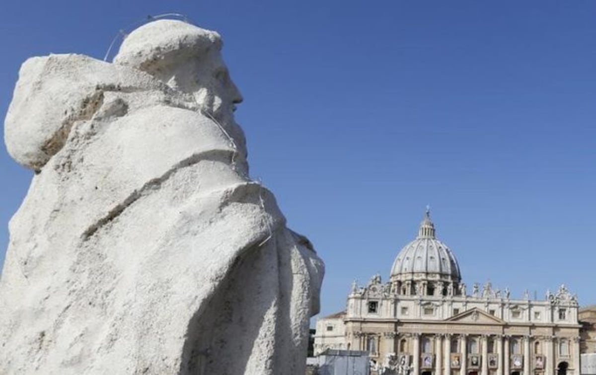 Renuncian portavoz del Vaticano y su adjunto